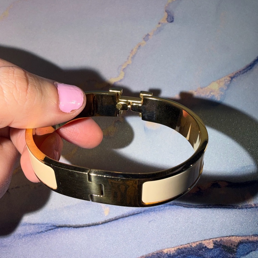 Clic H Bracelet in Cream and Gold - Picture 7 of 16